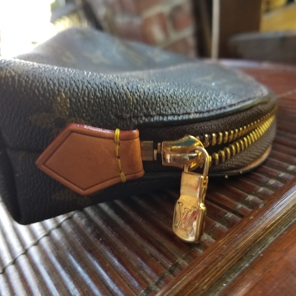 LEATHER MAKE UP BAG BY LOUIS VUITTON - Picture 3 of 6